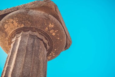 Assos 'taki Athena Tapınağı' nın Doric kolon başkenti.