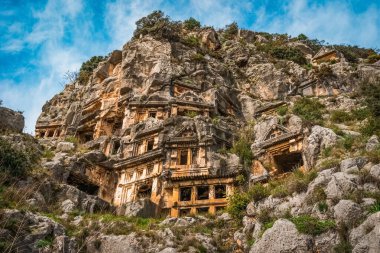 Myra Antik Şehri 'nde taş kesimi mezarlar. Antalya 'nın Demre ilinde yer alan Antik Myra Şehri..