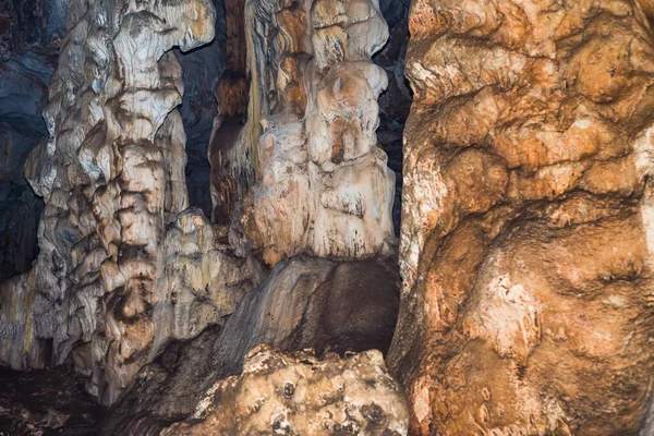 因卡亚山洞的石灰石和方解石地层 Yelki Izmir 土耳其 — 图库照片