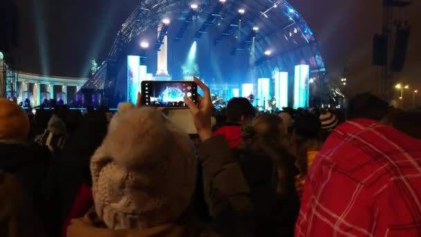 Scène Concert Avec Lumières Hiver Avec Personne Enregistrant Avec Téléphone — Video