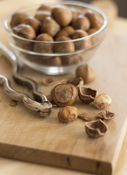Орехи с орехами на деревянной доске — стоковое фото