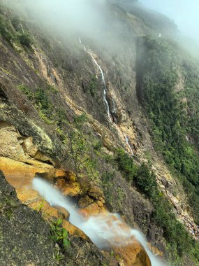 Phoenix 'te şelale geçidi ve bulut sisi