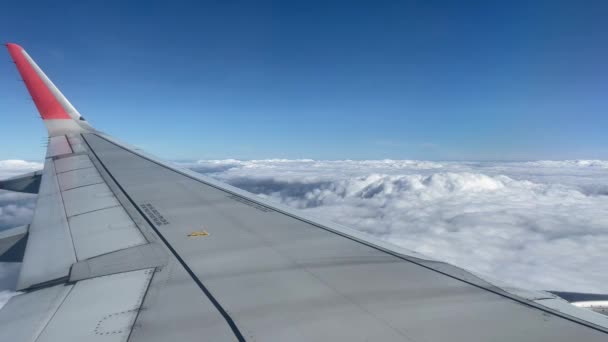 Sentado Avião Observando Nuvens Céu — Vídeo de Stock