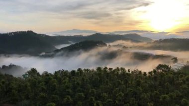 Dağlarda ve tepelerde bulutlar