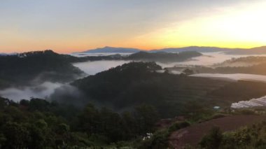 Dağlarda ve tepelerde bulutlar