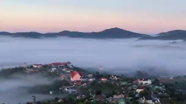 Bir Sabah Bulutlar Köye Doğru Uçuyor — Stok video