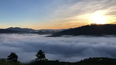 Bir sabah, bulutlar köye doğru uçuyor.