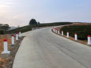 Cau Dat kasabasına giden virajlı yol