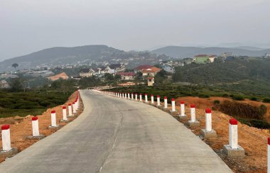 Cau Dat kasabasına giden virajlı yol