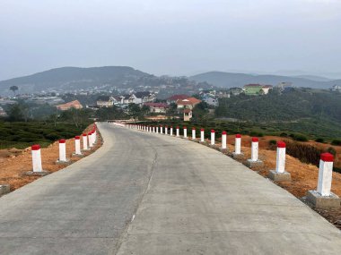 Cau Dat kasabasına giden virajlı yol