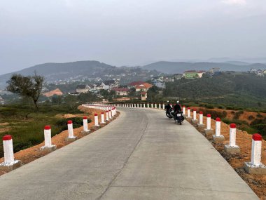 Cau Dat kasabasına giden virajlı yol