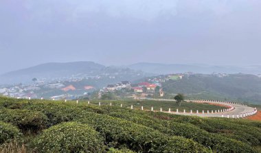 Köprü kasabasında çiy taneleri