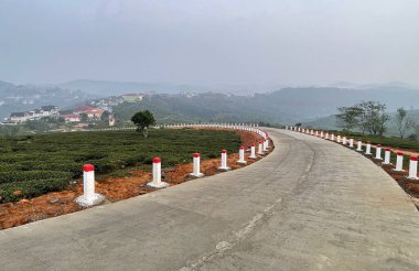 Köprü kasabasında çiy taneleri