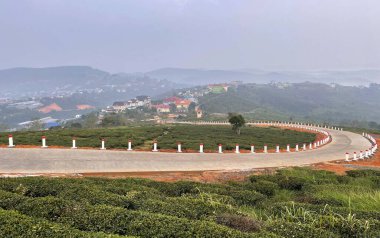 Köprü kasabasında çiy taneleri