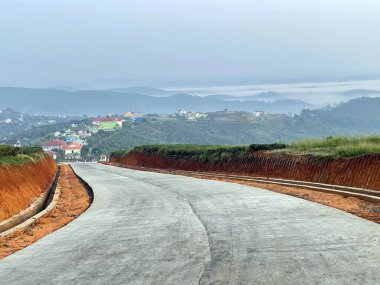 Bulutlar Cau Dat kasabasına geri döndü.
