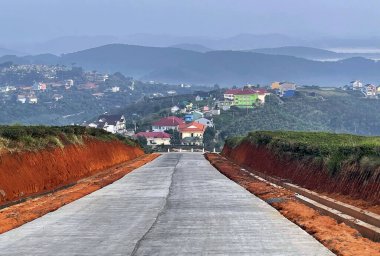Bulutlar Cau Dat kasabasına geri döndü.