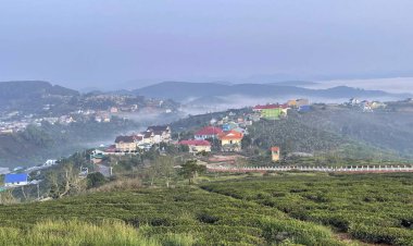 Bulutlar Cau Dat kasabasına geri döndü.