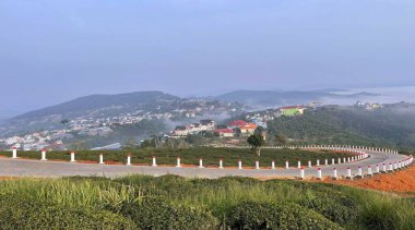 Bulutlar Cau Dat kasabasına geri döndü.