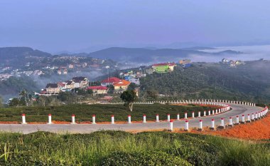 Bulutlar Cau Dat kasabasına geri döndü.