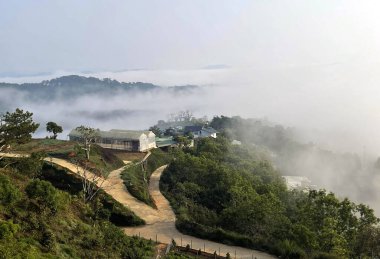 Bulutlar Cau Dat kasabasına geri döndü.