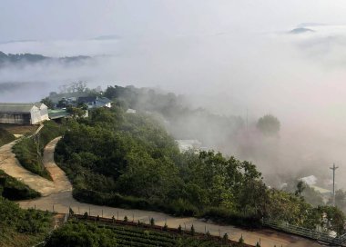 Bulutlar Cau Dat kasabasına geri döndü.