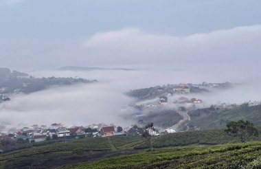 Bulutlar Cau Dat kasabasına geri döndü.