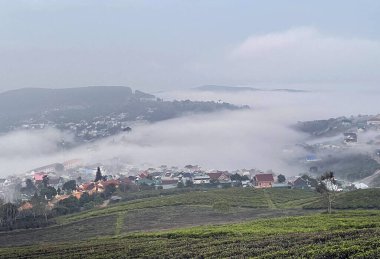 Bulutlar Cau Dat kasabasına geri döndü.