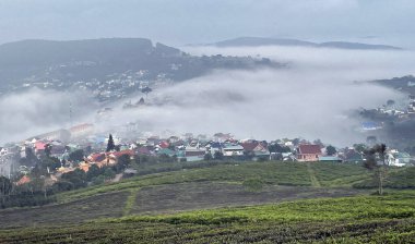 Bulutlar Cau Dat kasabasına geri döndü.