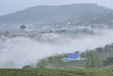 Bulutlar Cau Dat kasabasına geri döndü.