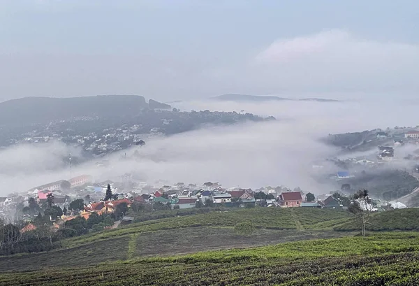Bulutlar Cau Dat kasabasına geri döndü.