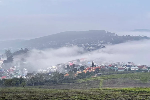 Bulutlar Cau Dat kasabasına geri döndü.