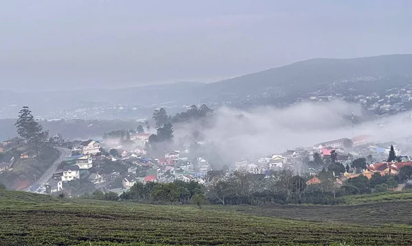 Bulutlar Cau Dat kasabasına geri döndü.