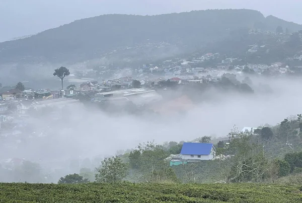 Bulutlar Cau Dat kasabasına geri döndü.