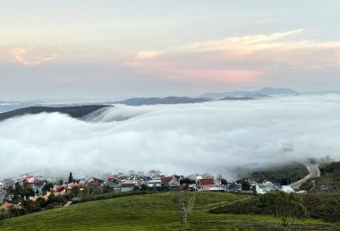 Cau Dat kasabası bulutları