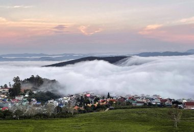 Cau Dat kasabası bulutları