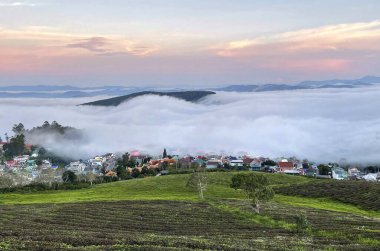 Cau Dat kasabası bulutları