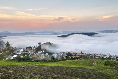 Cau Dat kasabası bulutları