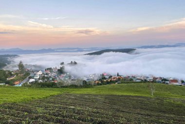 Cau Dat kasabası bulutları