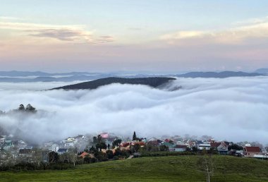 Cau Dat kasabası bulutları