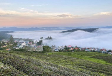 Cau Dat kasabası bulutları