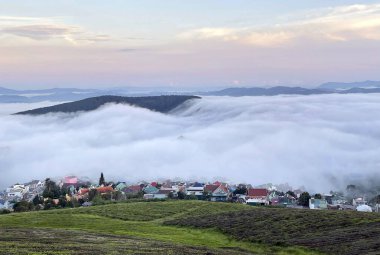Cau Dat kasabası bulutları
