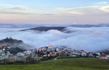 Cau Dat kasabası bulutları