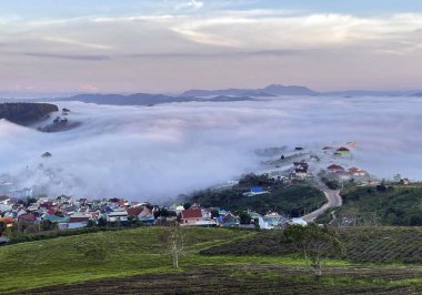 Cau Dat kasabası bulutları