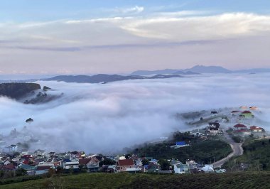Cau Dat kasabası bulutları