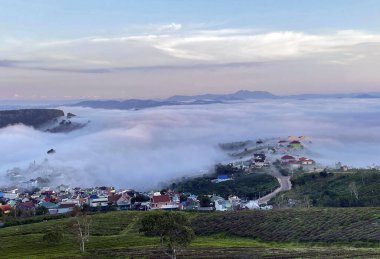 Cau Dat kasabası bulutları