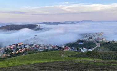 Cau Dat kasabası bulutları