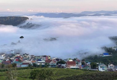 Cau Dat kasabası bulutları