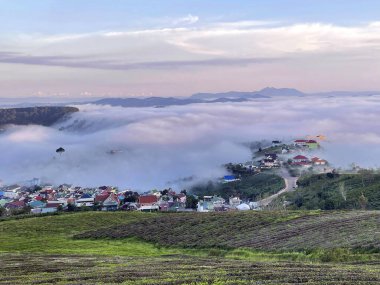 Cau Dat kasabası bulutları