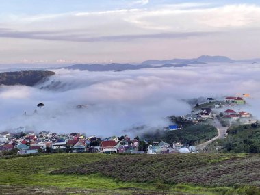 Cau Dat kasabası bulutları