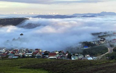 Cau Dat kasabası bulutları